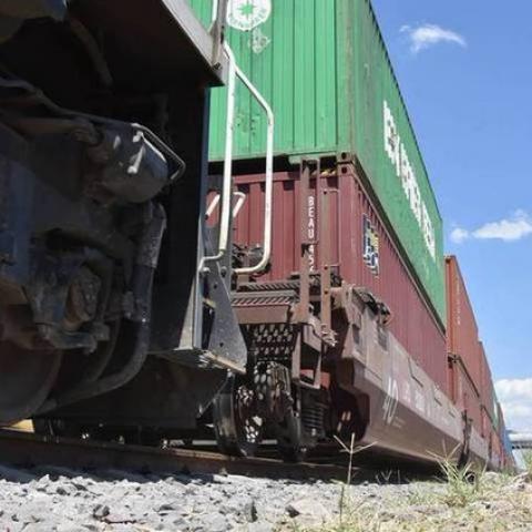 Hallan migrantes sofocados en vagón de tren en Texas