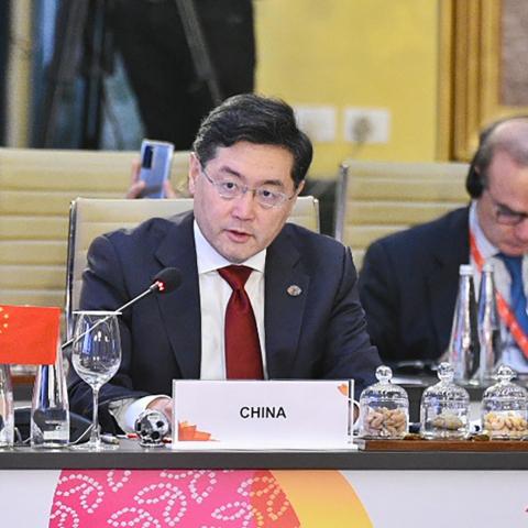 China dice que actuará de manera constructiva ante invasión en Ucrania