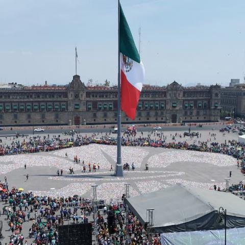 Forman Scouts de México con latas de aluminio la flor de lis más grande 