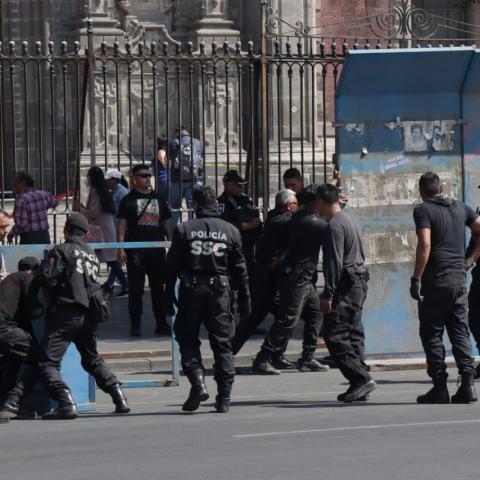 Previo a marchas por el 8M protegen con vallas metálicas monumentos, edificios y museos