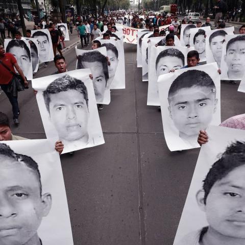 Detienen a nueve policías municipales y estatales por el caso Ayotzinapa