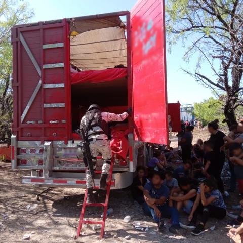 Hallan 129 migrantes abandonados en carretera en Nuevo León