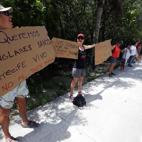 Activistas ambientalistas protestan con cadena humana contra el Tren Maya