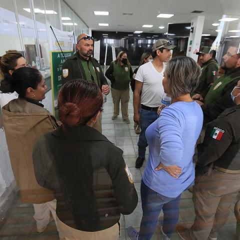 Protestan agentes del INM por detención de compañeros tras incendio en estación de Ciudad Juárez