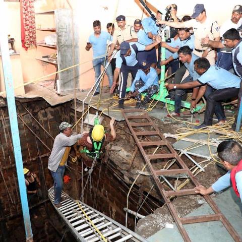 Al menos 35 muertos tras colapso de piso en templo de la India