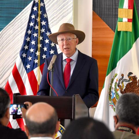 "Los cárteles del narcotráfico se tienen que desmantelar", urge el embajador Ken Salazar 