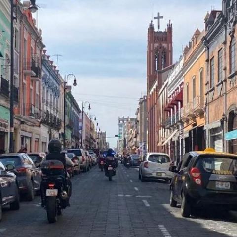 Arrestan a policías de Puebla acusados de liberar a motociclista a cambio de sexo