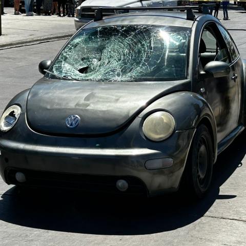 El auto que lo impactó, al parecer se pasó la luz roja del semáforo a gran velocidad y lo embistió cuando estaba a punto de llegar al camellón central