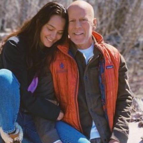 Esposa de Bruce Willis pide a los reporteros que no le griten a su esposo