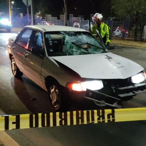 Su madre lo llevaba en brazos y fue embestida por veloz auto en su intento por cruzar Av Aguascalientes casi frente al C4