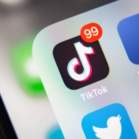 TikTok alertará tras una hora de uso de la plataforma a menores de edad