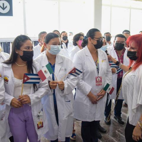 México contratará a otros 600 médicos cubanos