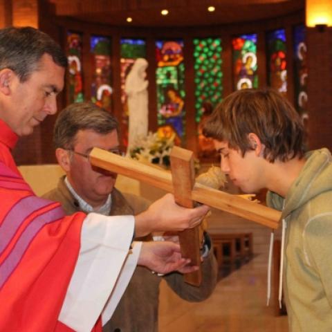 El viernes santo se hace la adoración a la santa cruz