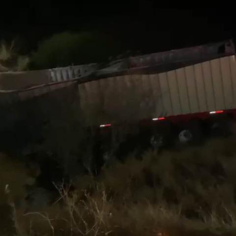 Cae camión cargado de grano a un desnivel y su conductor terminó muerto