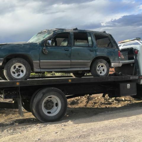 El conductor perdió el control del volante y abandonó la terracería en un desnivel por lo que la unidad dio varias volteretas