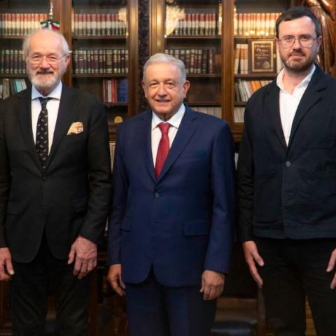 AMLO y familiares de Assange 