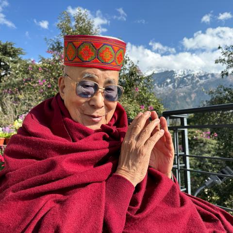 Dalai Lama se disculpa después de video en el que pide a un niño que “le chupe” la lengua