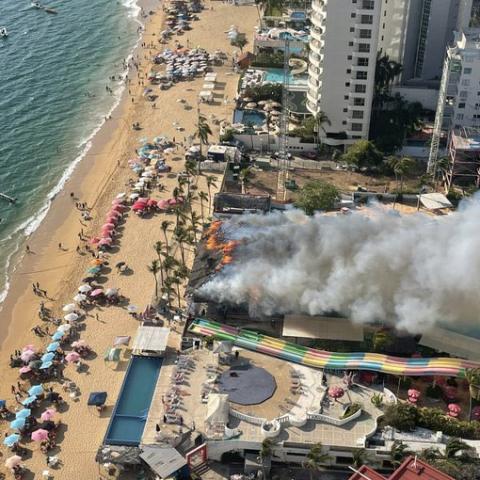 Se incendia una palapa en un restaurante del balneario El Rollo, en Acapulco