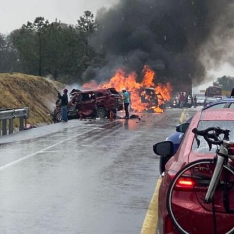 Choque de autos termina en explosión e incendio en la autopista Amozoc-Perote