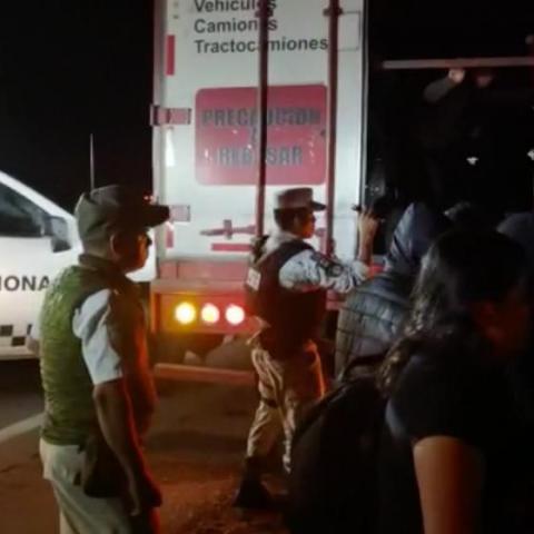 Hallan 209 migrantes abandonados al interior de un tráiler en Veracruz