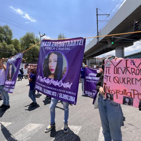 Familiares y amigos de joven asesinada exigen justicia frente a la Fiscalía de la CDMX