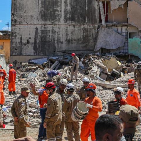 Al menos cinco muertos en el derrumbe de un edificio residencial en Brasil