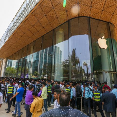 Apple inaugura su primera tienda física en India
