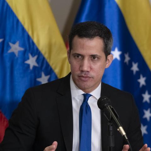 Acepta EE. UU. que apoyó a Juan Guaidó a salir de Colombia