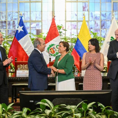 Asiste como invitado Felipe Calderón a reunión con Dina Boluarte en Perú
