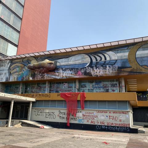 Encapuchados dañan el mural de Alfaro Siqueiros en la UNAM