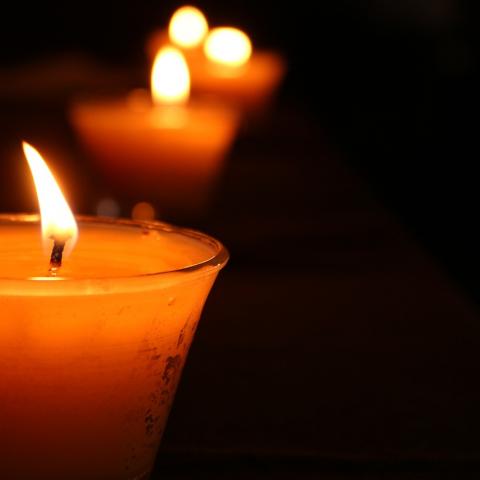 Rinden ceremonia con veladoras en memoria de los migrantes fallecidos en incendio de Ciudad Juárez