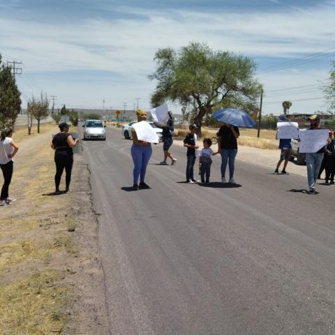 Bloquean la carretera 45 norte por falta de agua