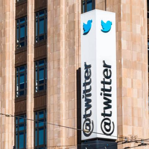 ¡Que siempre no! Twitter restablece insignias azules a algunos medios y celebridades 