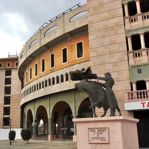 Plaza de Toros y negocios amparados sí permitirán consumo de tabaco en la FNSM