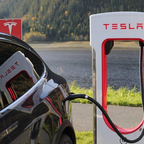 Emiten demanda colectiva contra Tesla