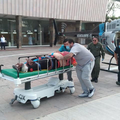 Circulaba a exceso de velocidad y en una curva se salió de la carretera hasta quedar prensada tras el impacto