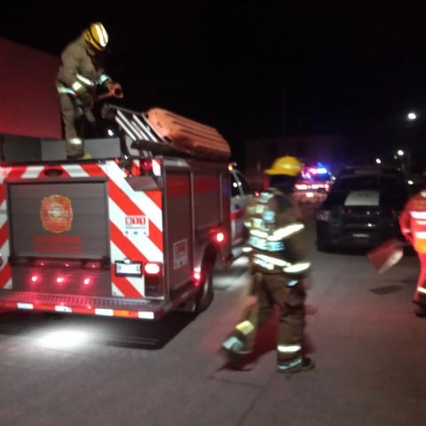 Bomberos Estatales apagaron el fuego que dejó como saldo solo daños materiales