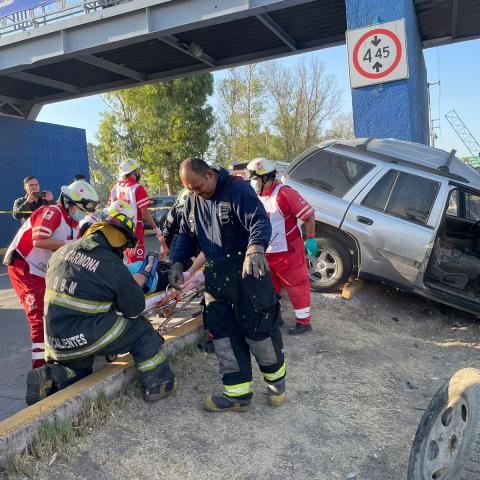 La unidad de motor destrozó una malla ciclónica y por poco cae al estacionamiento del Centro Comercial