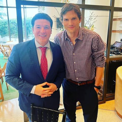 Samuel García coincide en evento con el actor Ashton Kutcher