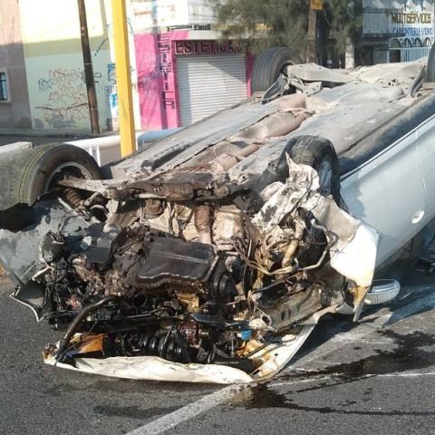 Por poco y sufre una caída de la parte más alta del puente. La protección si terminó en el fondo