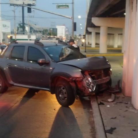 La camioneta se incrustó contra un muro de contención en Av Aguascalientes y Héroe Inmortal