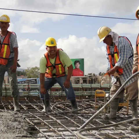 Programas federales hacen que la gente se aleje de trabajos “rudos”; acusan constructores