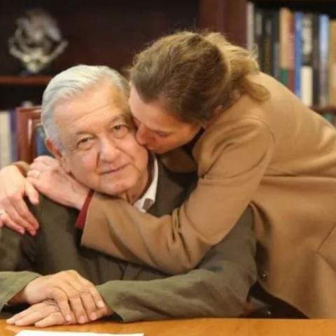 López Obrador obtiene ganancias millonarias por su libro; "pero la que cobra es mi esposa", asegura