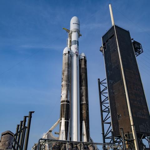 La compañía SpaceX logró el exitoso lanzamiento del cohete Falcon 9 Heavy