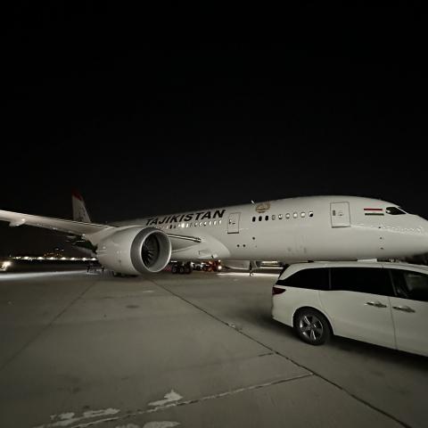 Tayikistán estrena avión presidencial adquirido a México con nueva imagen