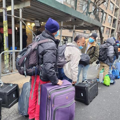 Pide Nueva York a tribunal pausar la norma que le obliga a dar asilo a migrantes