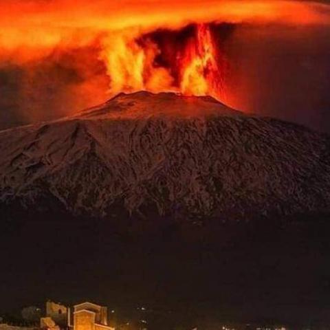 El volcán Etna entra en erupción en Italia