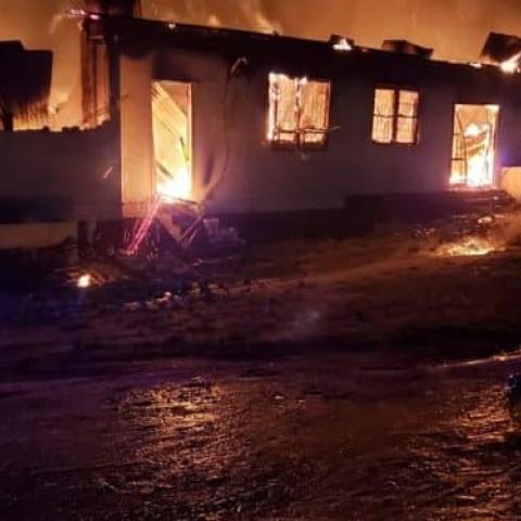 19 víctimas fatales y decenas de menores hospitalizados por incendio en Guyana