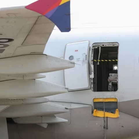Pasajero abre puerta de emergencia en avión durante aterrizaje en Corea del Sur
