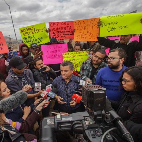 Migrantes en Tijuana protestan contra la eliminación de la aplicación CBP-One